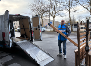 Transporter beladen am morgen - Pflegebett