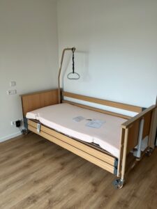 fertig aufgebautes Pflegebett